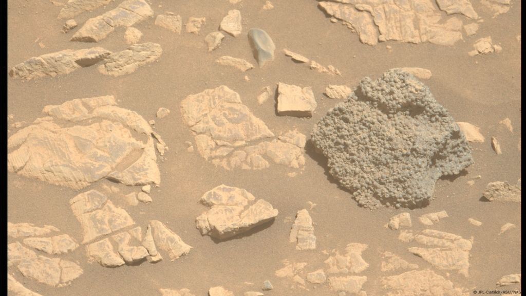 El róver Perseverance capturó con su Mastcam-Z izquierda esta imagen de "Bahía de San Pablo", el bloque flotante oscuro (derecha) con enigmáticas esferas en su superficie. Marte, 13 de marzo de 2025. Imagen: JPL-Caltech/ASU/NASA