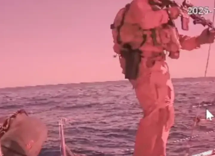 Esta captura de pantalla de un video publicado por Global Sumud muestra a fuerzas israelíes interceptando a Marinette, el último barco de la flotilla internacional que intentaba llegar a Gaza (03.10.2025) Imagen: Global Sumud Flotilla/AP Photo/picture alliance